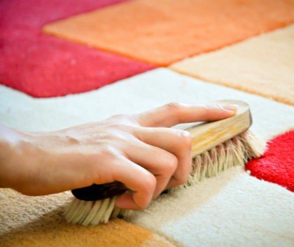 menggunakan sikat saat mencuci karpet
mencuci karpet dirumah agar bersih maksimal